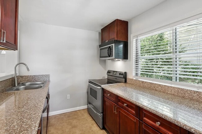 Photo - 1268 Eastland Rd SE