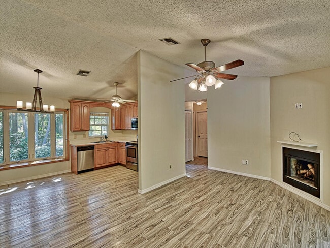 Photo - 915 Marigold Ln