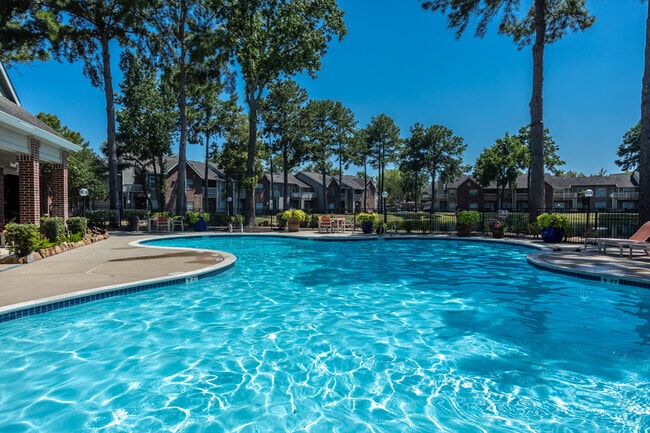 Lakeside Pool at Lakeview Apartments