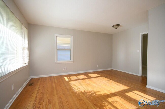 Photo - 407 Warner St NW