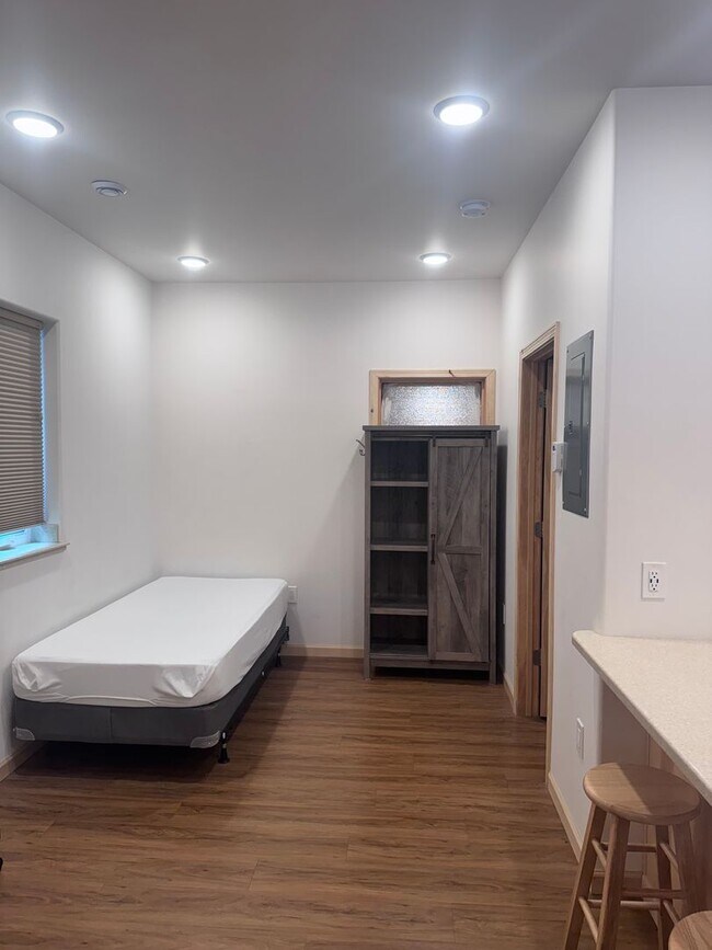 Photo - Lepus Ave -2028 -KR Unit #B