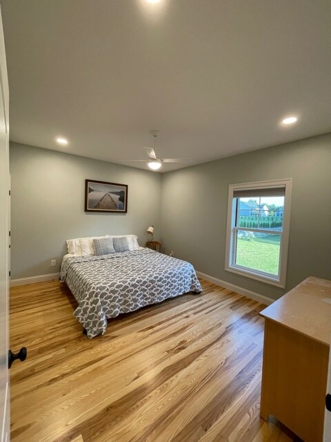 large bed room w King bed - 70 Bardwell St Unit 70B