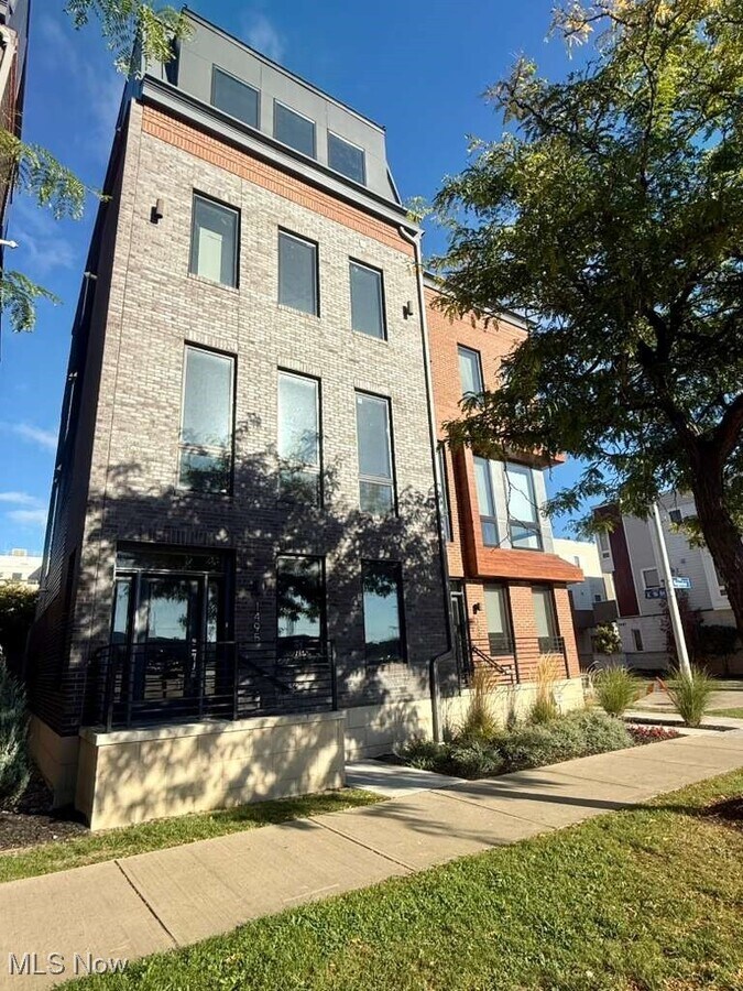 Photo - 1495 Superior Ave E