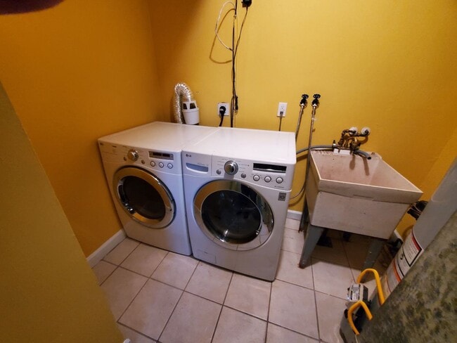 Building Photo - 23755 Banbury Cir Unit Cir 15