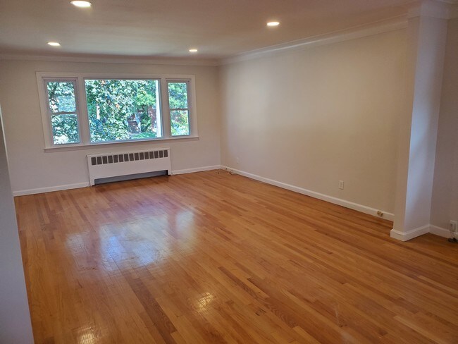 Living Room - 216 Glen Ave Apartamentos Unidad Second Floor