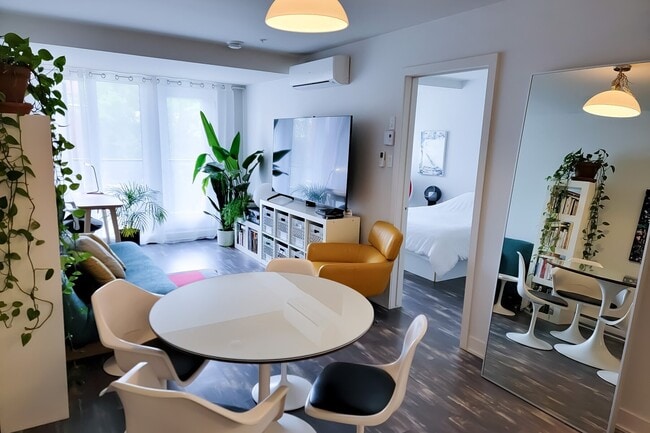 Building Photo - 2085 Av Av Papineau, Unit 305