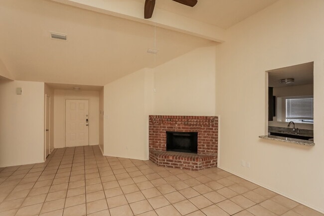Photo - 916 Richards Dr