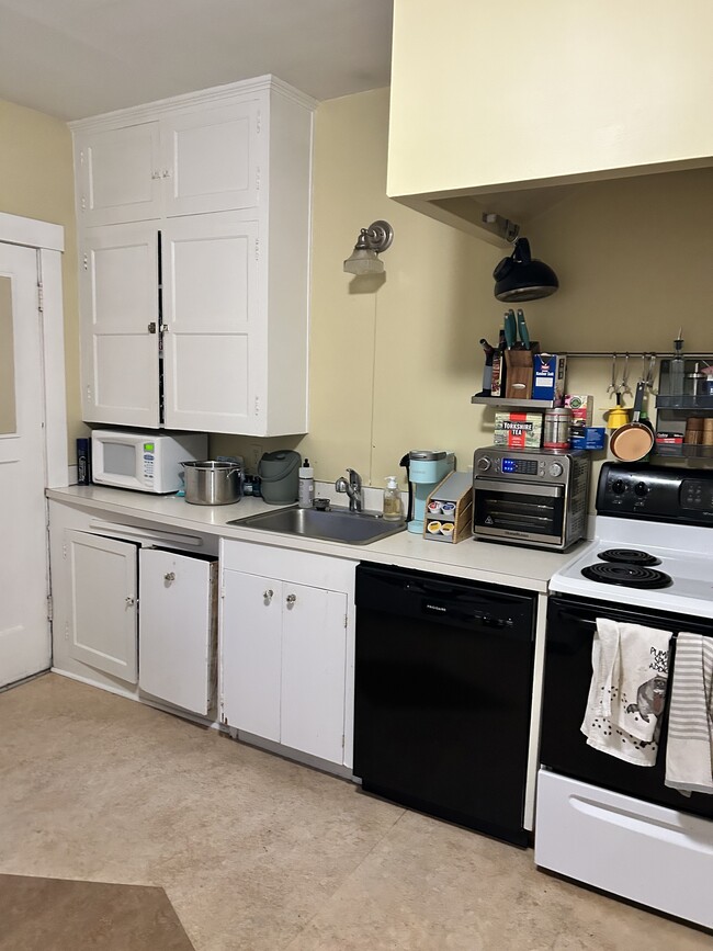 Kitchen - 1823 Northeast 11th Avenue