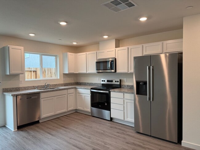 Photo - 3 Bed 2.5 Ba 2 Car Garage in Roseville!