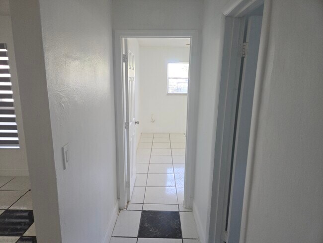 Photo - 2900 Sunshine Blvd