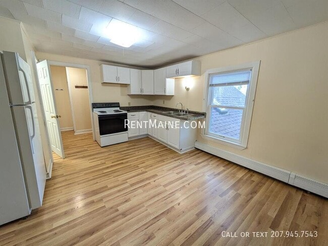 Building Photo - 28 Autumn St