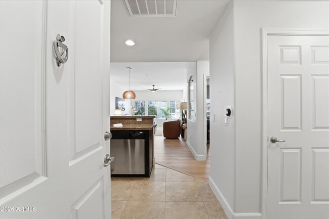 Building Photo - 5350 E Deer Valley Dr Unit 1258
