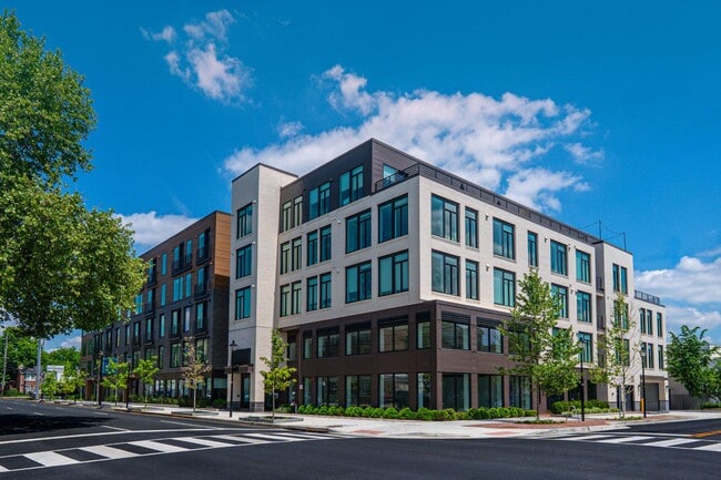 Building Photo - 701 N Henry St Unit 400