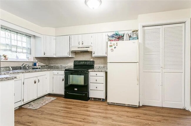 Photo - 185 Hildegarde Rd