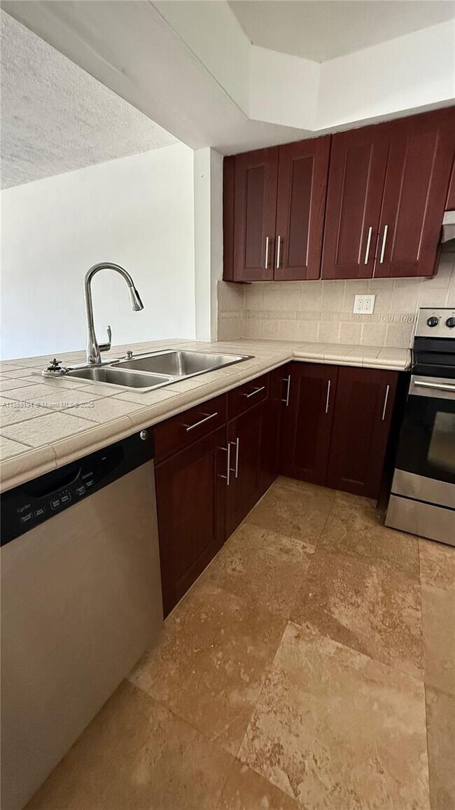Building Photo - 1400 NE 191st St Unit 310 Rental