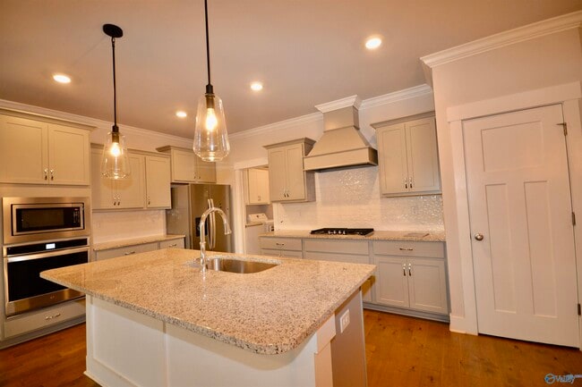 Building Photo - 151 Rugby Dr