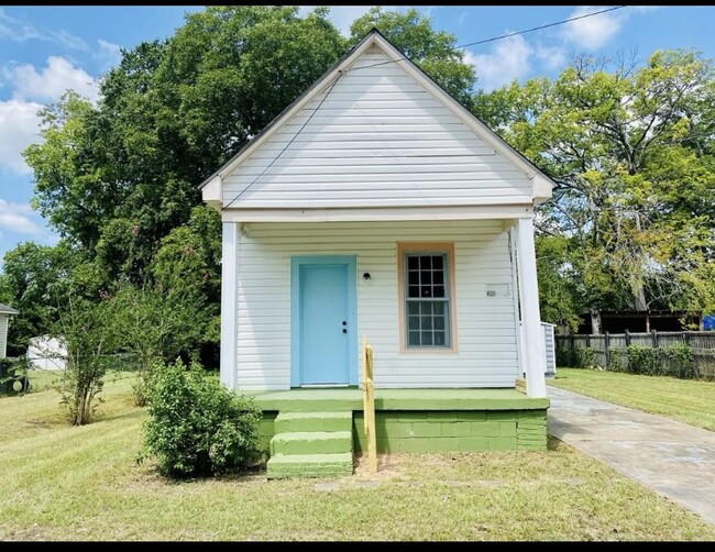 Inviting front porch to enjoy your morning coffee - 2611 4th Ave House