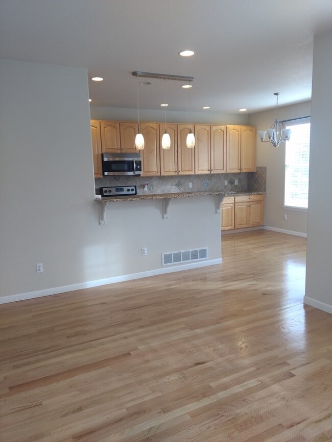 Building Photo - Magnificent and Spacious 2 bed/3 bath in G...