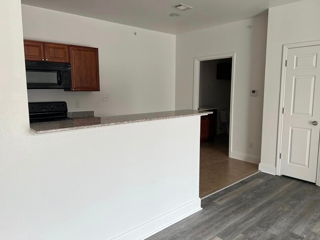 1 BR, 1 BA - 735 SF