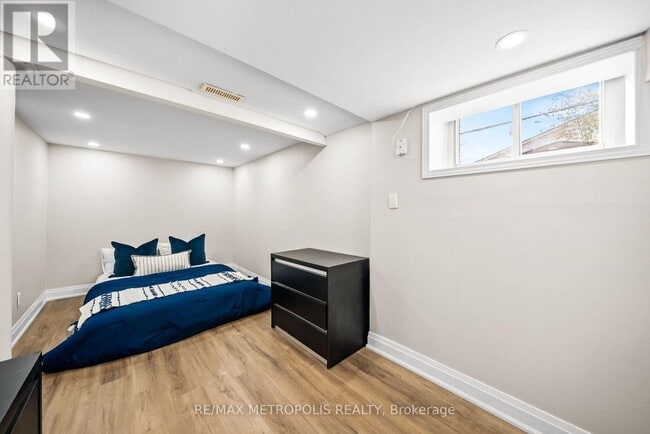 Photo - 48 Billingsgate Crescent