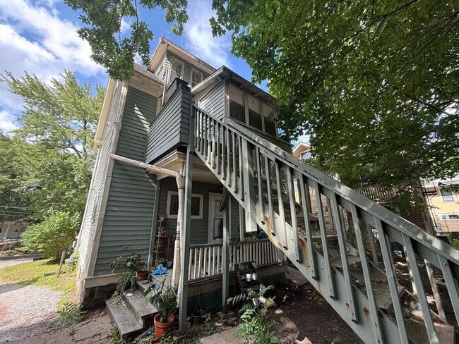 Building Photo - $600 | Studio, 1 Bathroom 2nd Floor Apartment | Cat Friendly* | Available for July 30th, 2026 Mov...