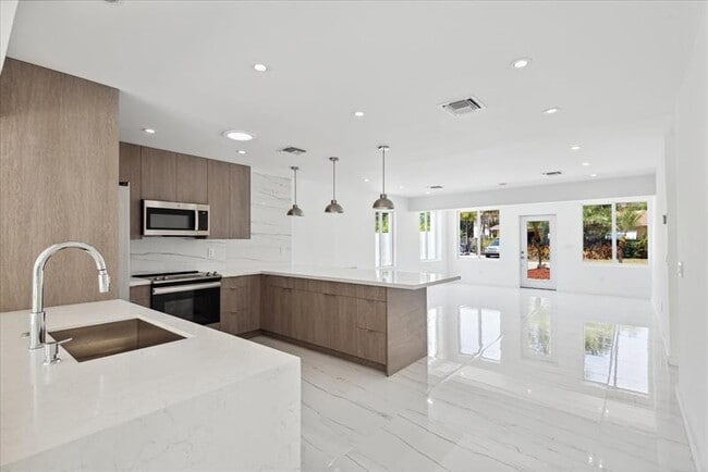 Photo - 2201 NE 9th Ave