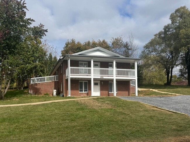 Building Photo - Newly renovated 3 Bedroom 2.5 Bathroom Home located in Kingsport, TN