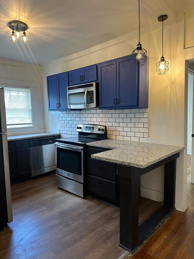 Building Photo - 1229 8th Ave W Unit Apt A