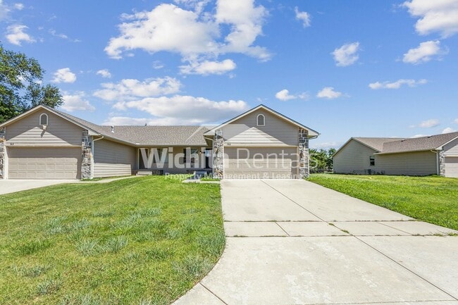 Building Photo - Large 4 bedroom 3 bathroom duplex