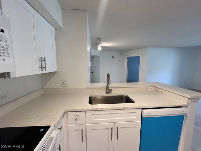 Building Photo - 8950 Colonnades Ct E Unit 824