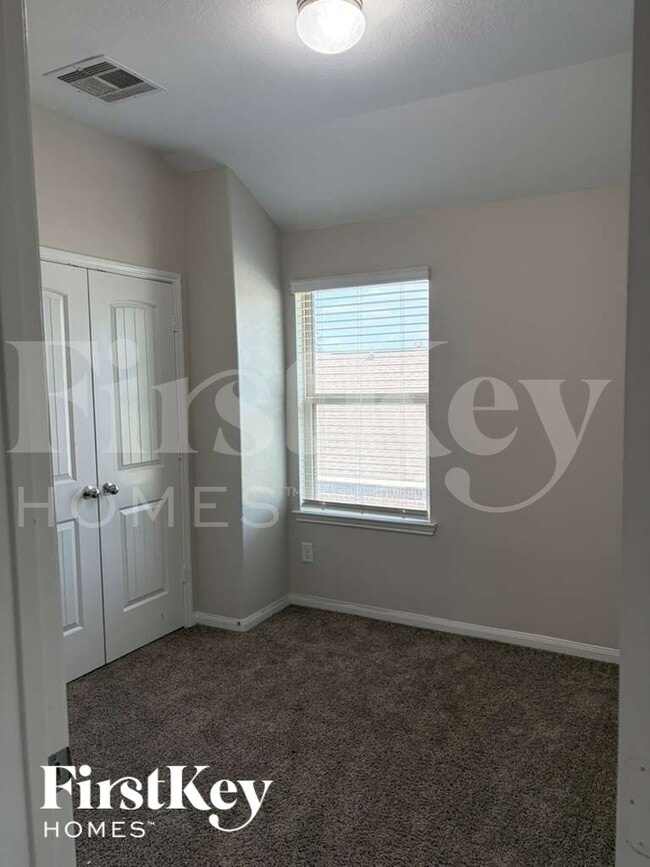 Photo - 15141 Meadow Glen S