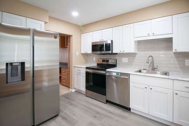 Photo - Gorgeous and updated 3Bd/2.5Bth townhome in the Town of Forest Hills! w/2 assigned parking space!