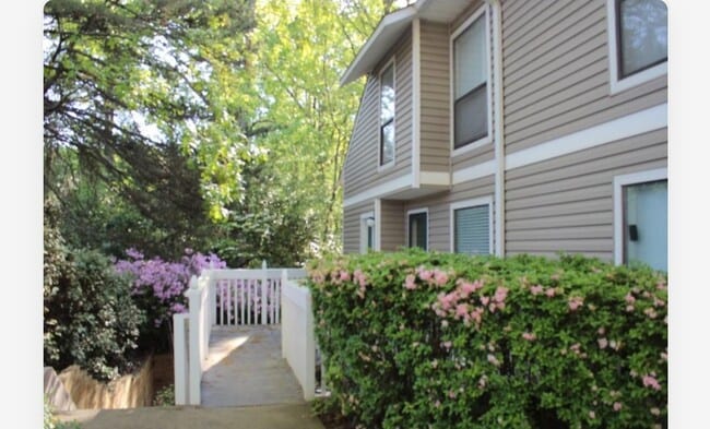 Building Photo - 1403 Wynnes Ridge Cir SE Unit Wynnes Ridge Condominiums