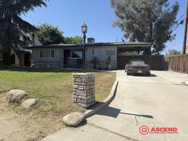 Building Photo - Cozy Home near Bakersfield College!