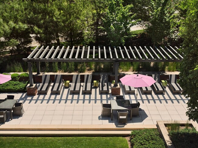 Quarry Place at Tuckahoe Outdoor Courtyard - Quarry Place at Tuckahoe