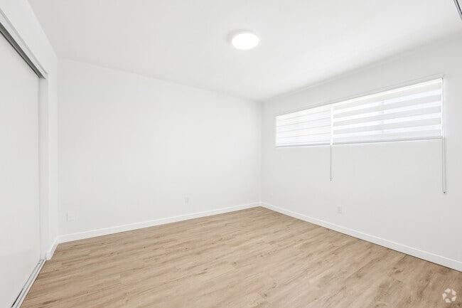 1BR, 1BA - 905SF - Primary Bedroom