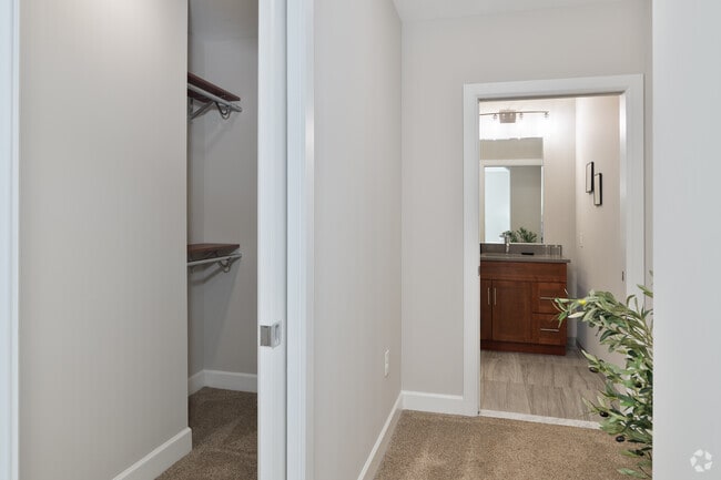1BR, 1BA - 670SF - I1 - Closet