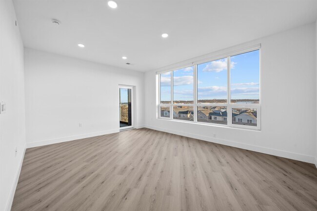 Photo - 17 AVENUE E Unit 302