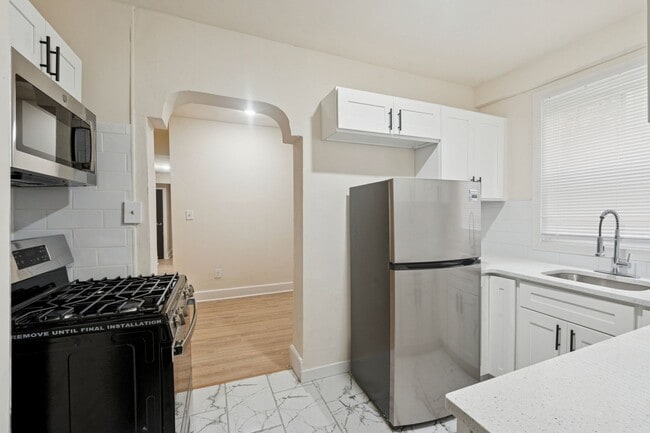 Building Photo - 5532 N Lawrence St Unit 1