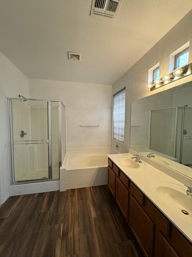 Suite con baño adjunto - 1886 E Don Carlos Ave