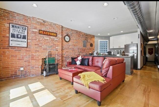 Building Photo - 974 N High St Unit B