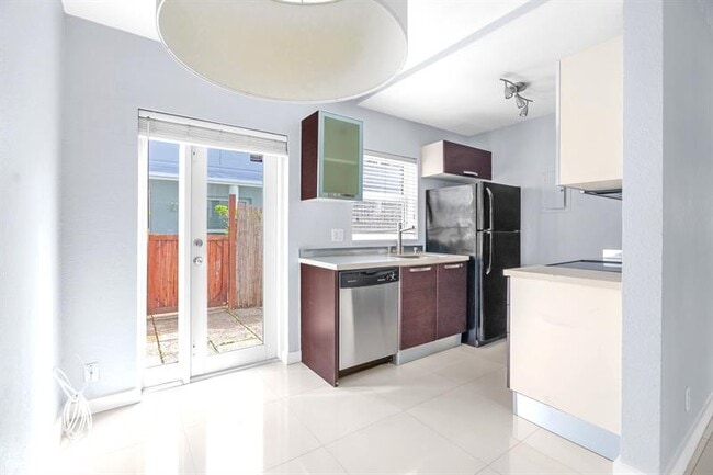 Building Photo - 416 NE 15th Ave Unit 3