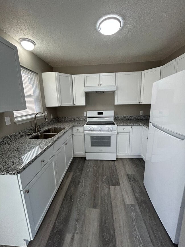 Photo - 1/2 OFF FIRST MONTH'S RENT!!!!!  MOVE-IN READY! Gorgeous! Newly Remodeled 3 Bedroom 2 Bathroom Home!