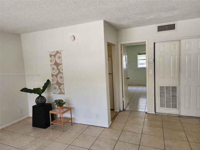 Photo - 241 SE 9th Ave Unidad 103