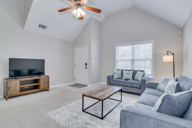 2044 Lillian Dr