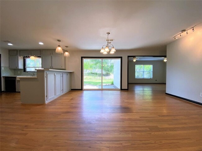 Photo - 5242 Beechnut St