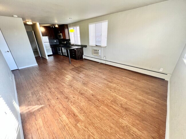 Explore el encanto de este soleado apartamento de planta abierta con acabados contemporáneos. - Sublime