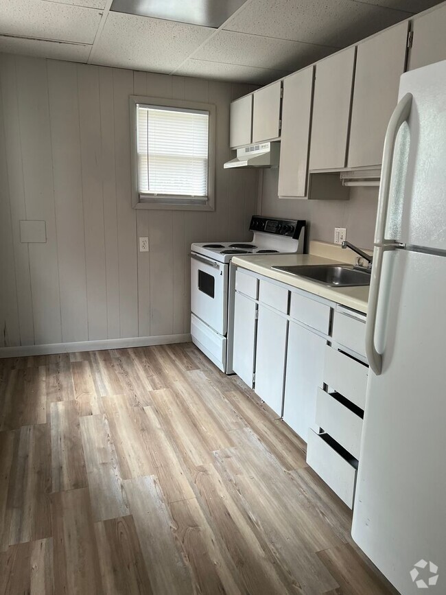 Building Photo - 2 Bedroom updated townhouse w/off Street p...
