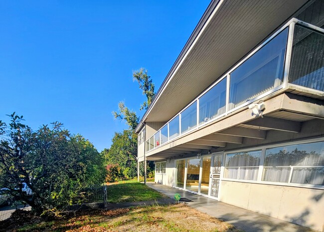 Building Photo - 751 Hazel Ave N