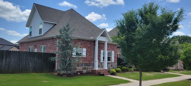 Building Photo - 3 bedroom 2.5 bath / Community pool / 2 ca... Rental